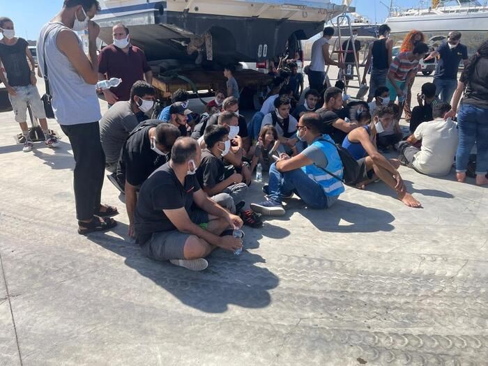 Doppio sbarco al porto di Roccella, accolti in 140: molti bambini e donne (una incinta)