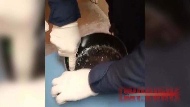 Carcere di Paola, scoperti cellulari nascosti nel doppiofondo di una pentola – VIDEO