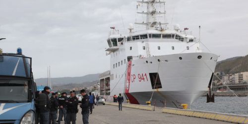 «Gli scafisti hanno agito servendosi di una rete più ampia». Il "racconto" del naufragio in cui è morto un bimbo