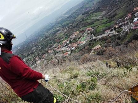 Vibo, soccorso anziano caduto in un dirupo