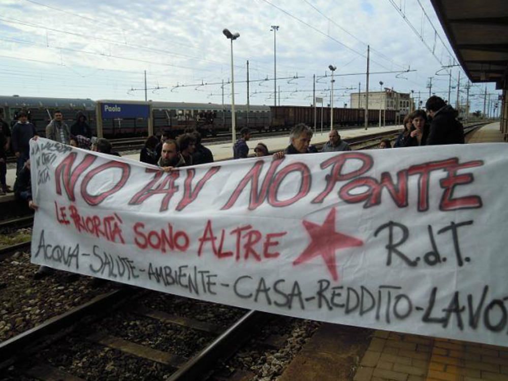 Blitz dei No Tav alla stazione di Paola