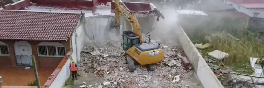 Castel Volturno, al via le demolizioni delle ville abusive della camorra