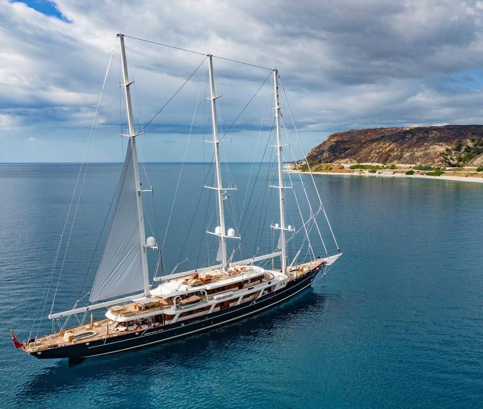 Bezos “vede” la Calabria. Il panfilo di mister Amazon al largo di Capo Bruzzano