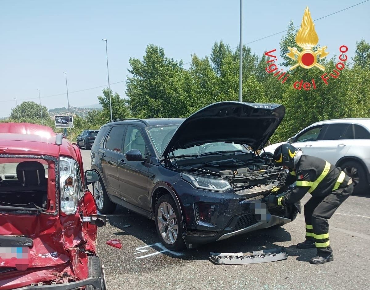 Ferite quattro persone in un incidente stradale a Rende: una è grave – FOTO