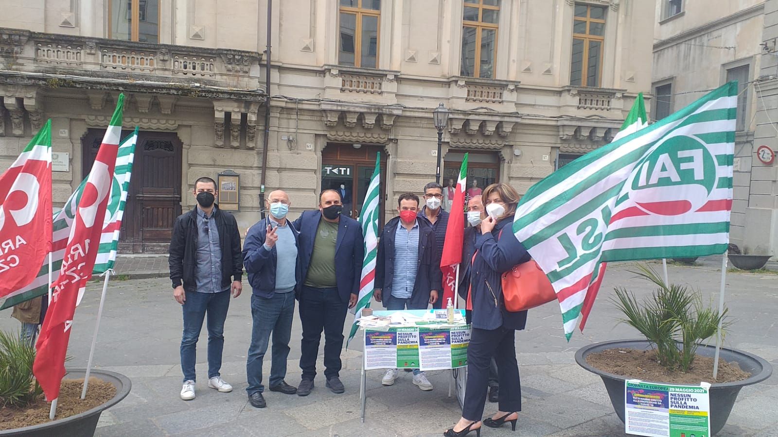 “Nessun profitto sulla pandemia”, sindacati in piazza per la salute pubblica