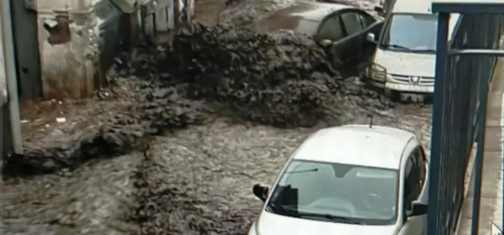 Frana nel Casertano, due dispersi. Nubifragio in Irpinia: strade come torrenti