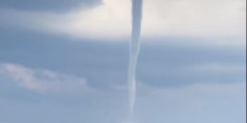 Tromba marina al largo di Pizzo, spettacolo (senza danni) tra cielo e mare – VIDEO