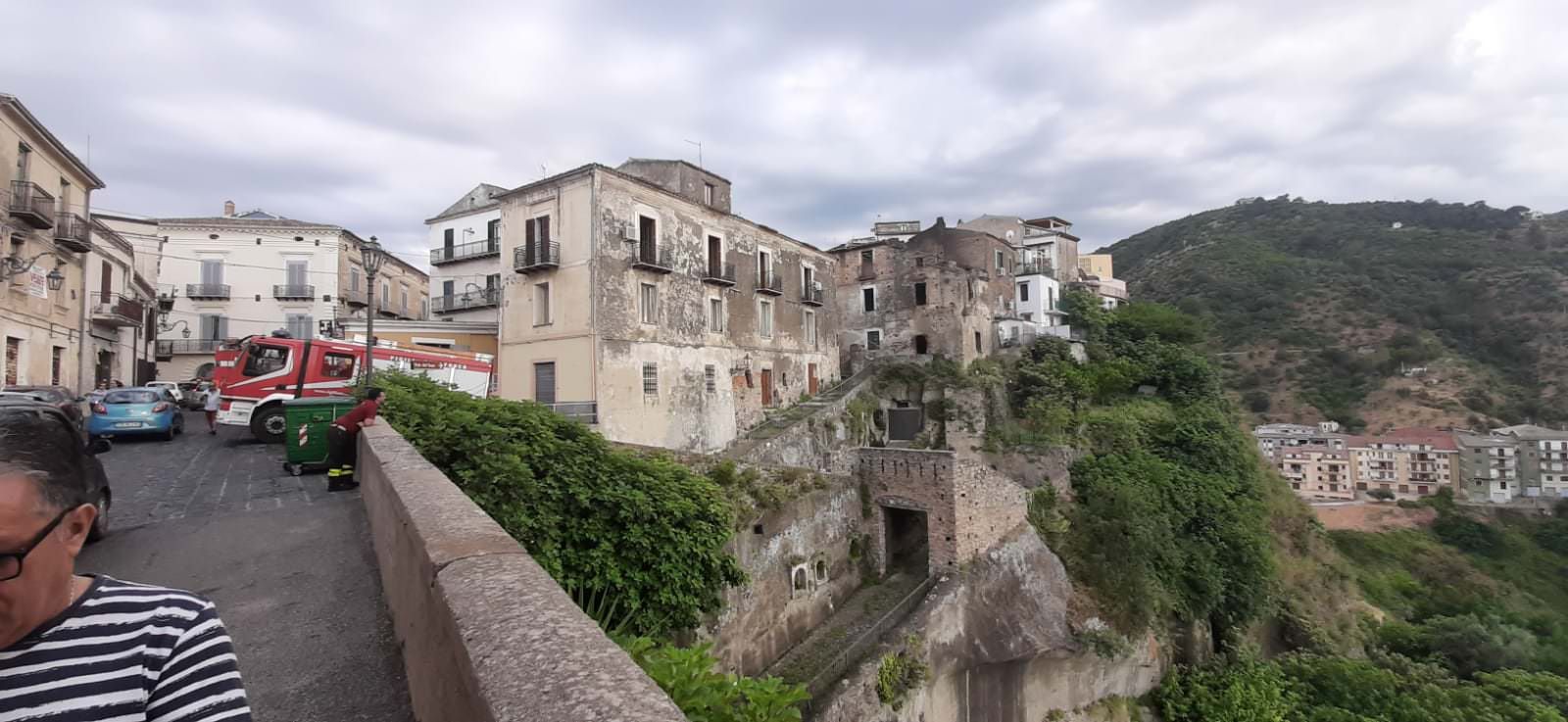 Corigliano Rossano, un rogo mette in pericolo il centro storico – VIDEO
