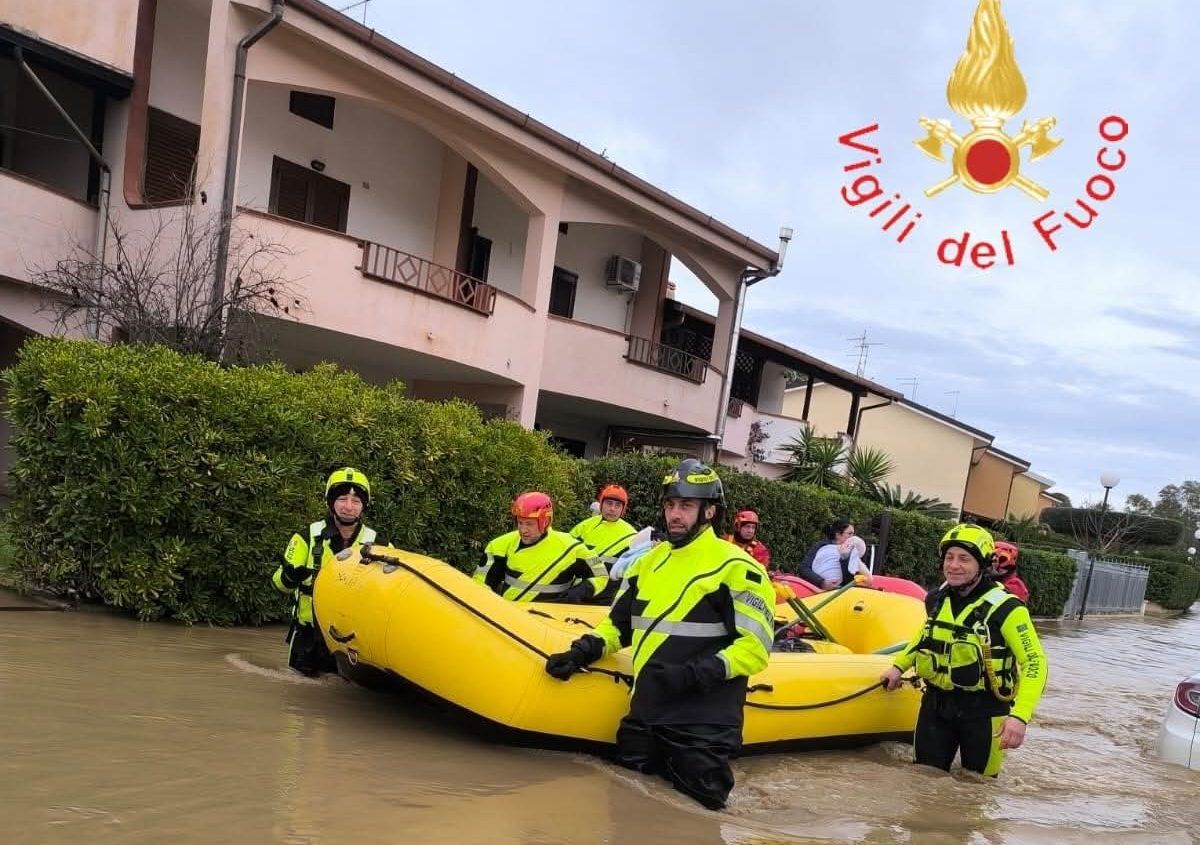 Laghi di Sibari, continuano le attività di soccorso. Gli alberghi offrono alloggi agli evacuati