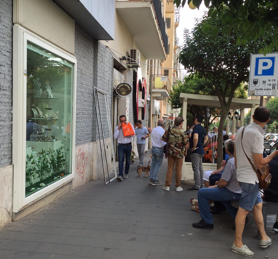 Lamezia si indigna e reagisce con il "caffè solidale"