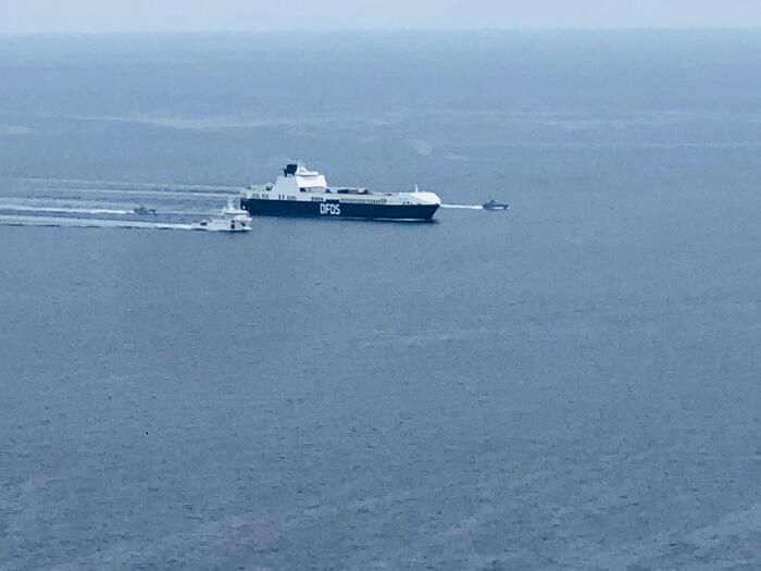 Migranti tentano di dirottare una nave turca. Crosetto: «Tutti catturati»