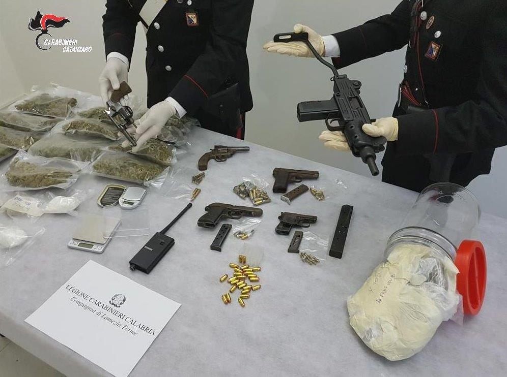 Arsenale in uno studio tecnico, arresti a Lamezia