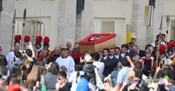 Papa Francesco, fedeli in piazza San Pietro per la traslazione della salma