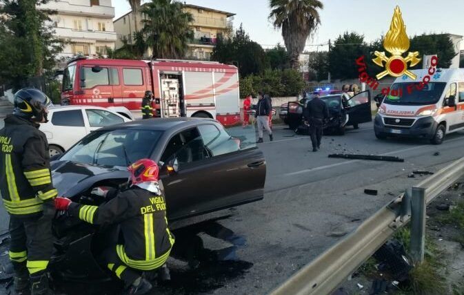 Crotone, scontro tra due auto sulla statale 106: un ferito