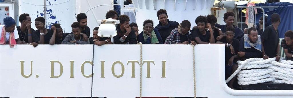 Migranti, arrivata a Reggio la “Diciotti” con 700 profughi