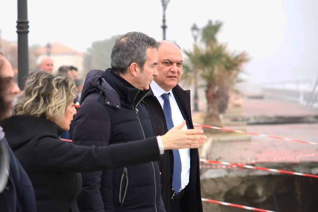 Ciclone Harry, il governatore Occhiuto a Siderno e Caulonia. «Dobbiamo investire in prevenzione» – FOTO E VIDEO