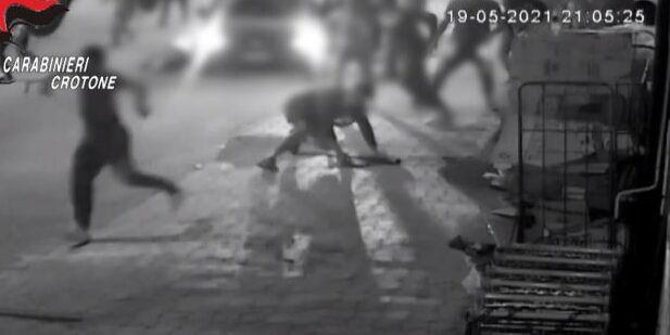 «Le impediva di uscire e vedere le amiche», il gip ordina l’imputazione coatta