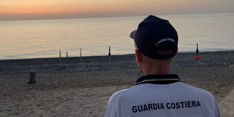 Ombrelloni e sdraio per “occupare” la spiaggia, rimosse oltre 600 attrezzature nel Catanzarese
