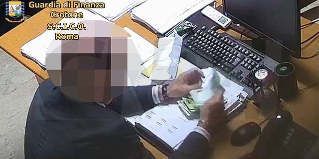 Corruzione in Tribunale, divieto di dimora per Saraco e permessi per Santoro