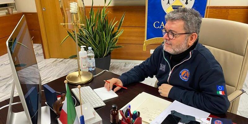 Spirlì (ri)chiude le scuole per vaccinare il personale