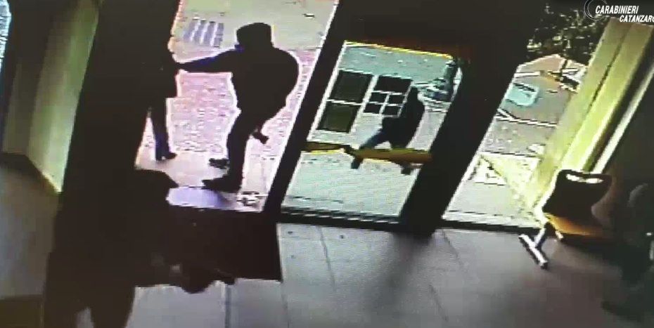 Rapine negli uffici postali del Lametino, tre arresti dei carabinieri – VIDEO