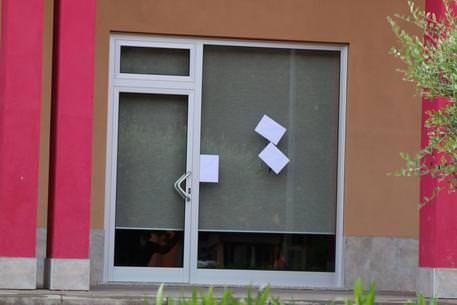 Ancora pistolettate contro le vetrine, ristorante di Castrovillari sotto attacco