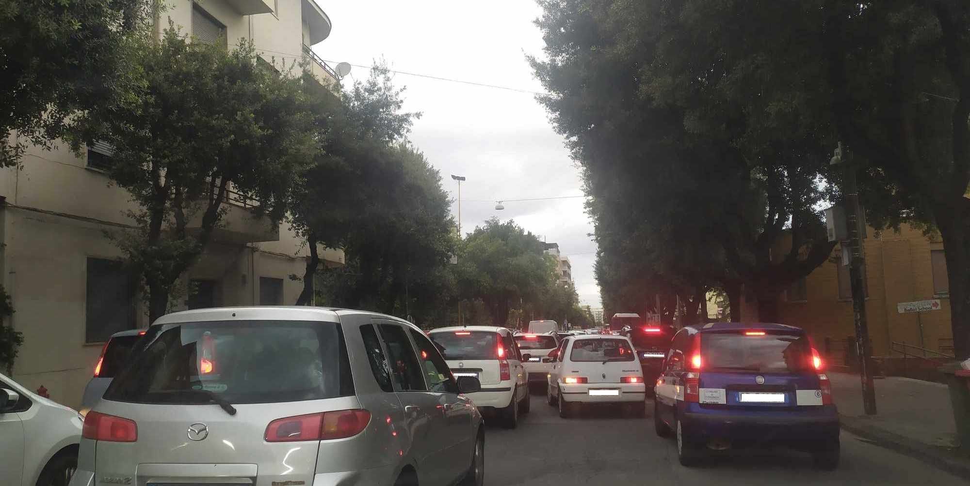 Cosenza, ci risiamo: traffico in tilt su via Misasi e auto in coda per mezz’ora