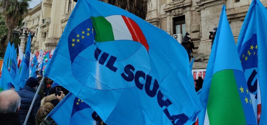 Denuncia il Comune di Reggio Calabria per il servizio idrico, Uil Scuola lo sospende