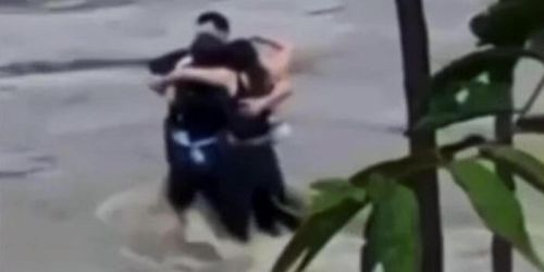 Tre giovani dispersi in Friuli, l'abbraccio disperato poi la piena del Natisone