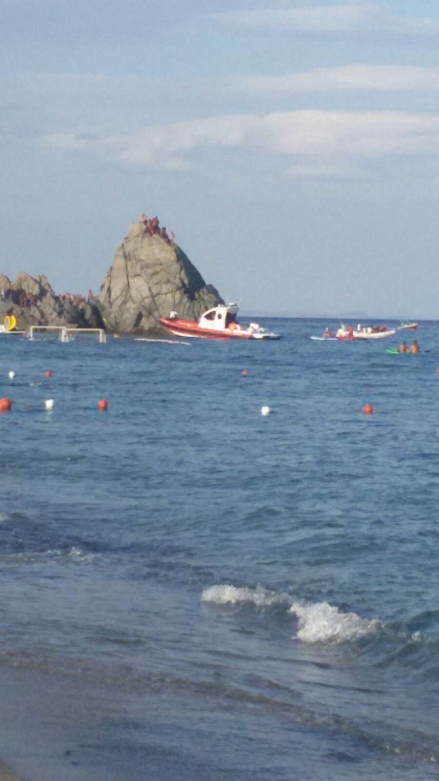 Bagnante soccorso sulla scogliera di Pietragrande