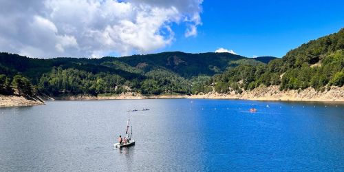 In barca a vela a 1.400 metri nel Lago del Menta. «Grandi potenzialità per il turismo»