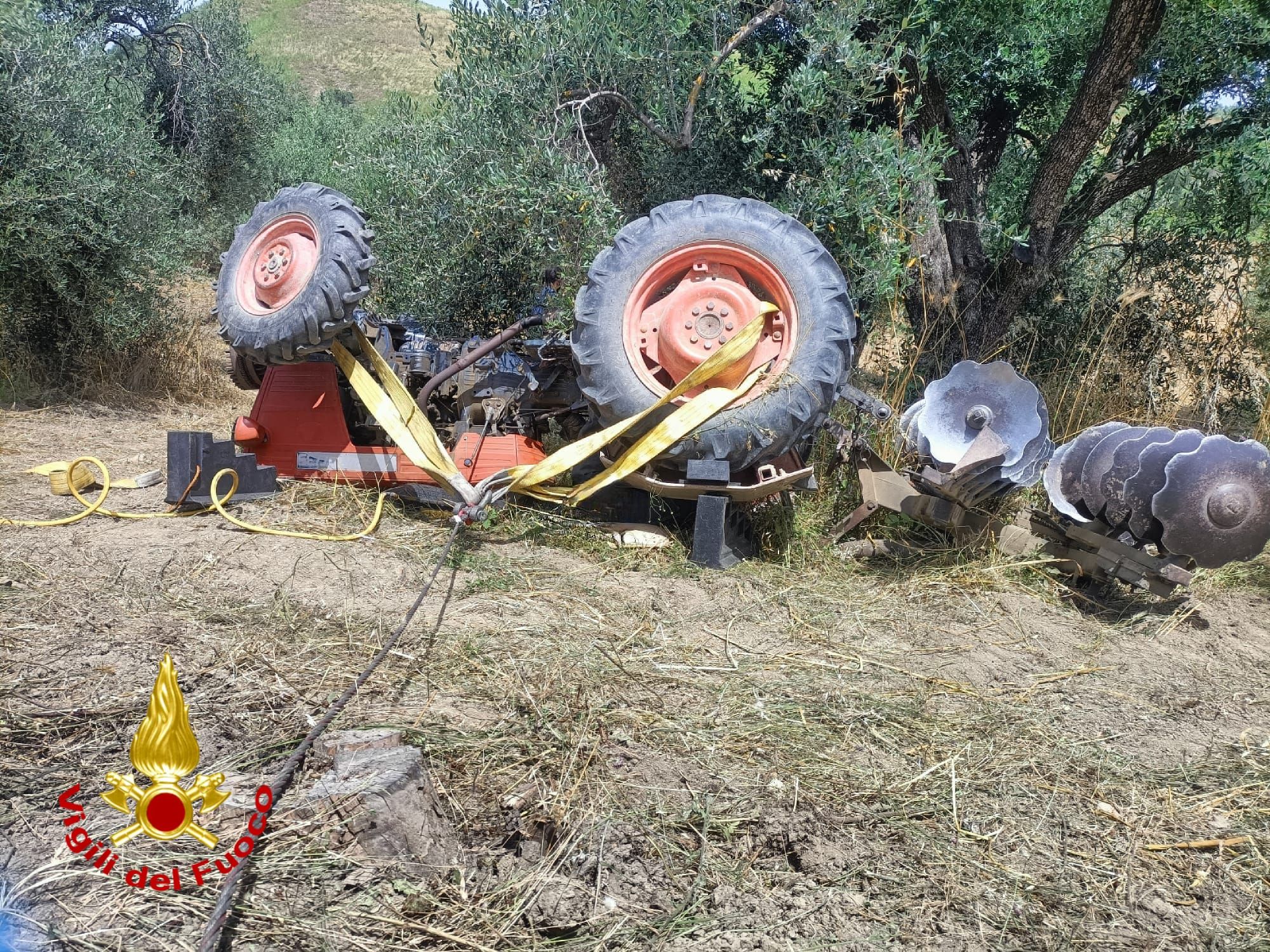 Nuova tragedia per il ribaltamento di un trattore, muore un 74enne