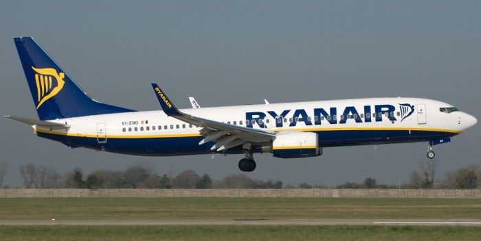 Impatto con volatili, aereo Ryanair rientra a Lamezia