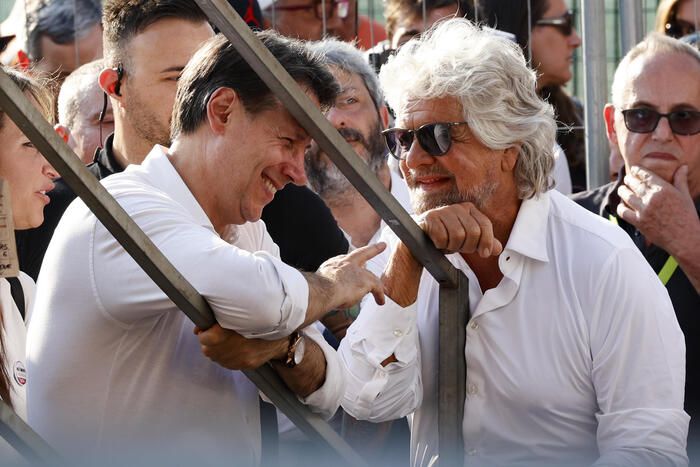 Lo show di Grillo: «Fate le brigate di cittadinanza, mettete il passamontagna»