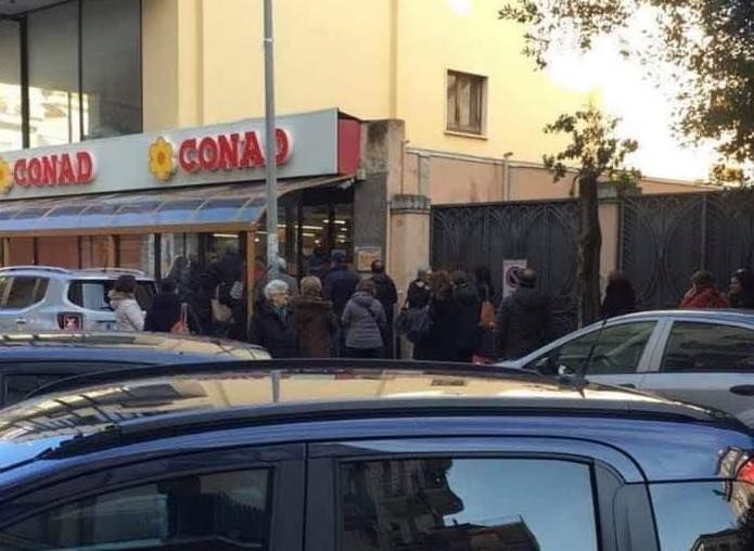 Anche in Calabria l'assalto agli scaffali dei supermarket