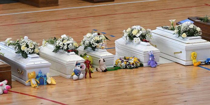 Grande commozione al Palamilone. Il procuratore Capoccia: «Qui per salutare queste povere persone» – VIDEO E FOTO