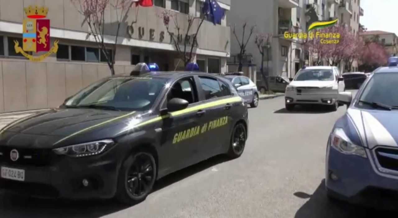 Operazione interforze a Cosenza, scoperta droga in due scuole