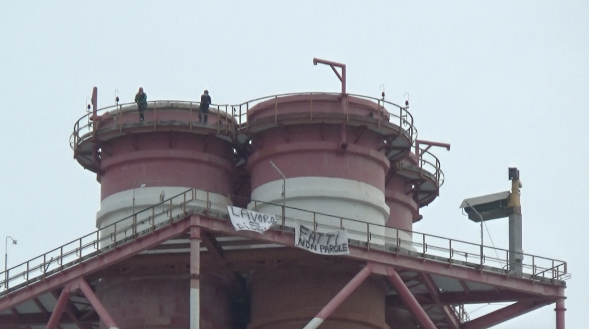 «Tre anni di bugie». Senza lavoro si arrampicano sulle ciminiere dell'Enel di Rossano – VIDEO