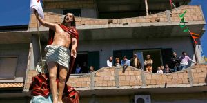 Angelo Maggio e la Calabria sospesa: le fotografie del “non finito” tra memoria e paesaggio