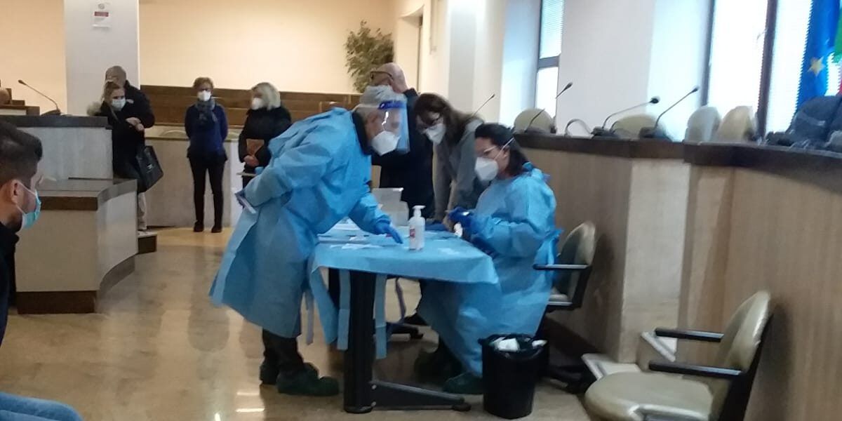 Crotone, positivo un dipendente del Comune: screening sul personale