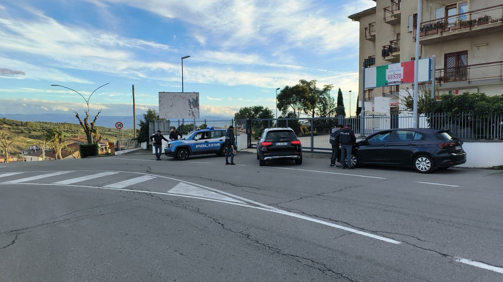 Blitz in corso a Cosenza di Polizia, Carabinieri e GdF