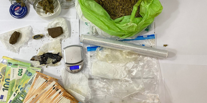 Nascondeva in casa tre etti di marijuana, hashish e oltre 6 mila euro in contanti. Arrestato un uomo a Rende