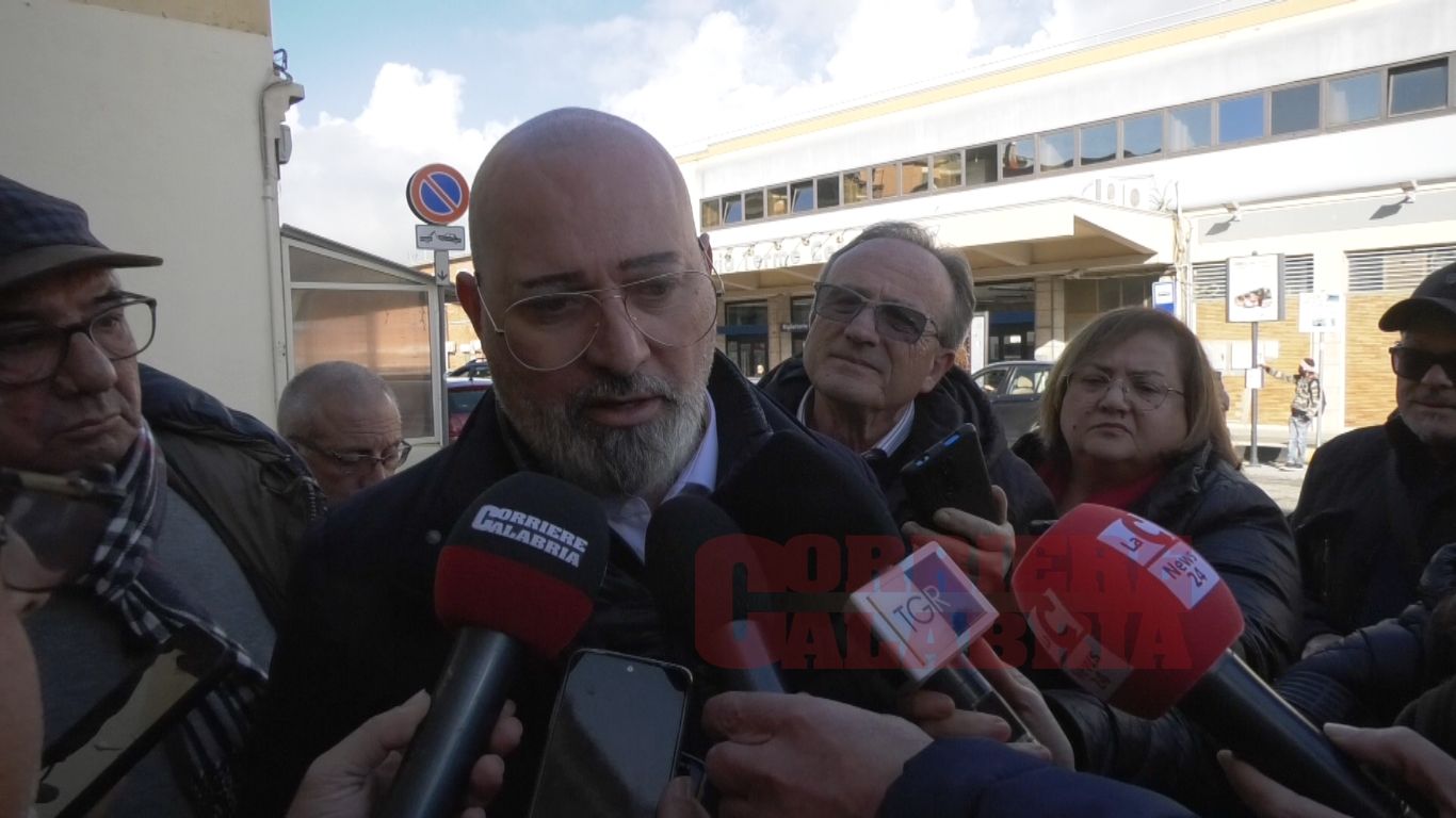 Pd, (quasi) tutti i big calabresi accolgono Bonaccini. Il candidato segretario: «Ora nuovi dirigenti, e basta con i paracadutati» – VIDEO E FOTO