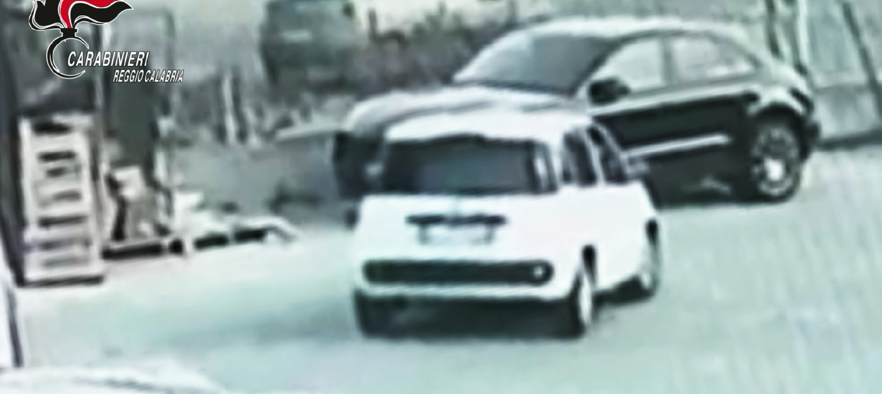 Rubano una carta di credito e tentano di usarla in un negozio, due arresti nel Reggino – VIDEO