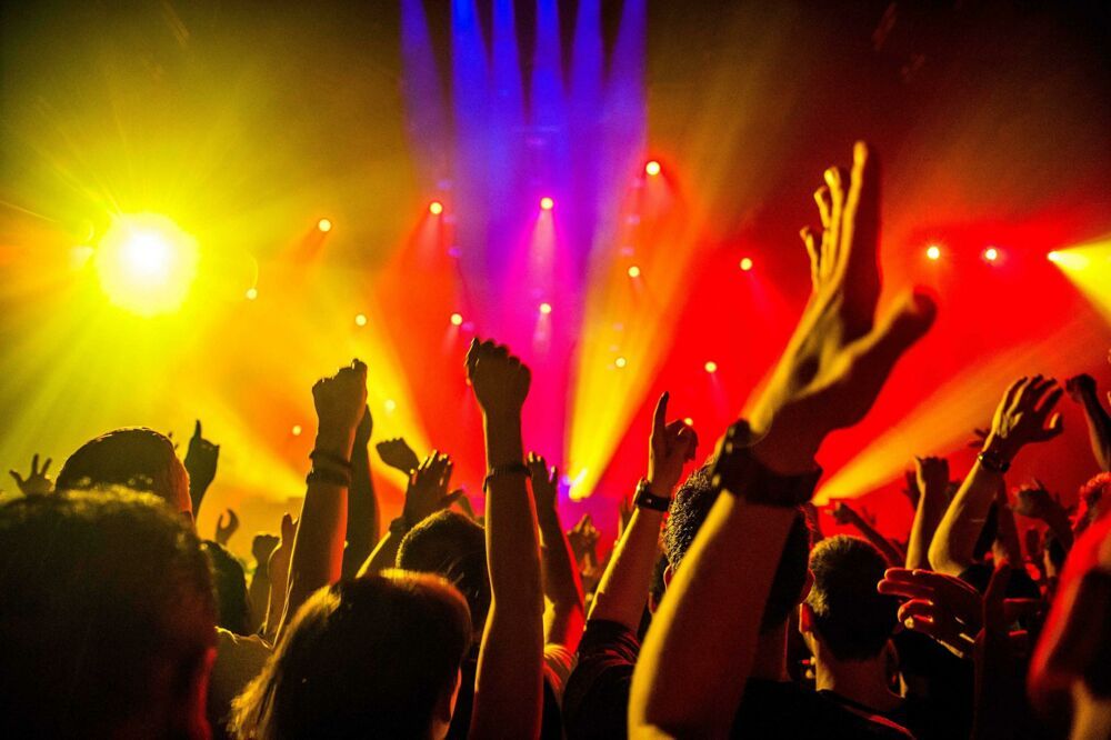 Stalettì, chiusa una nota discoteca. Ballavano assembrati e senza mascherina