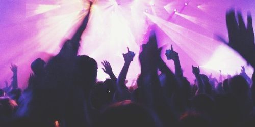 Spagna, quelle misteriose iniezioni alle ragazze nella movida