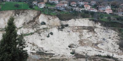 La frana di Maierato, il fiume di fango che sfiorò il paese. Dopo 16 anni nel Vibonese torna la paura