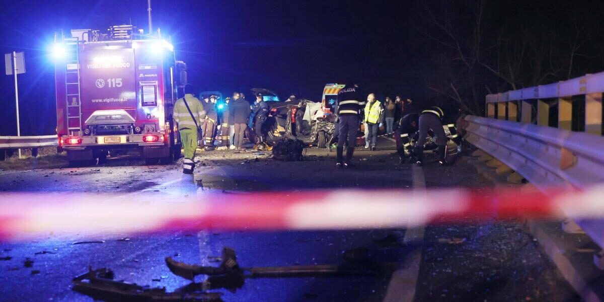 Auto con 5 giovani si schianta contro il guard rail, 2 morti