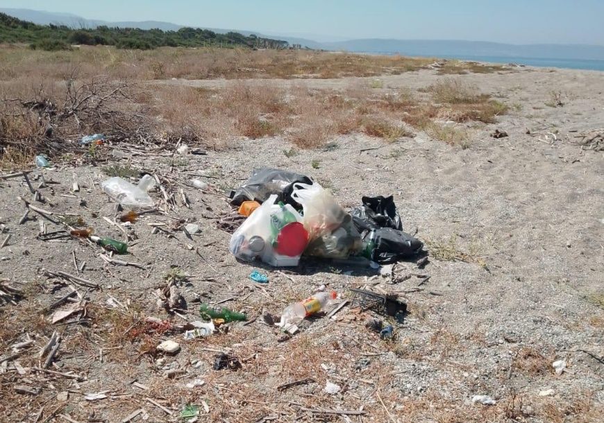 «Stessa spiaggia stesso mare… sporco!»