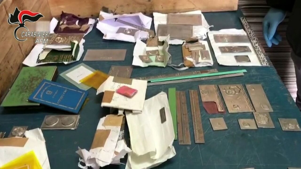 Passaporti falsi per sfuggire a controlli extra-Shengen, 9 misure